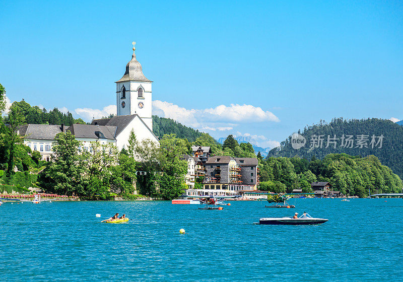 从沃尔夫冈湖到圣沃尔夫冈朝圣教堂和小镇圣沃尔夫冈im Salzkammergut，上奥地利，奥地利，欧洲